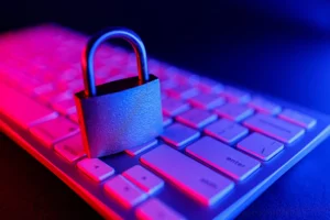 Cadenas de sécurité sur un clavier d'ordinateur illustrant la souveraineté numérique et l'hébergement certifié en France par le Groupe Orion.